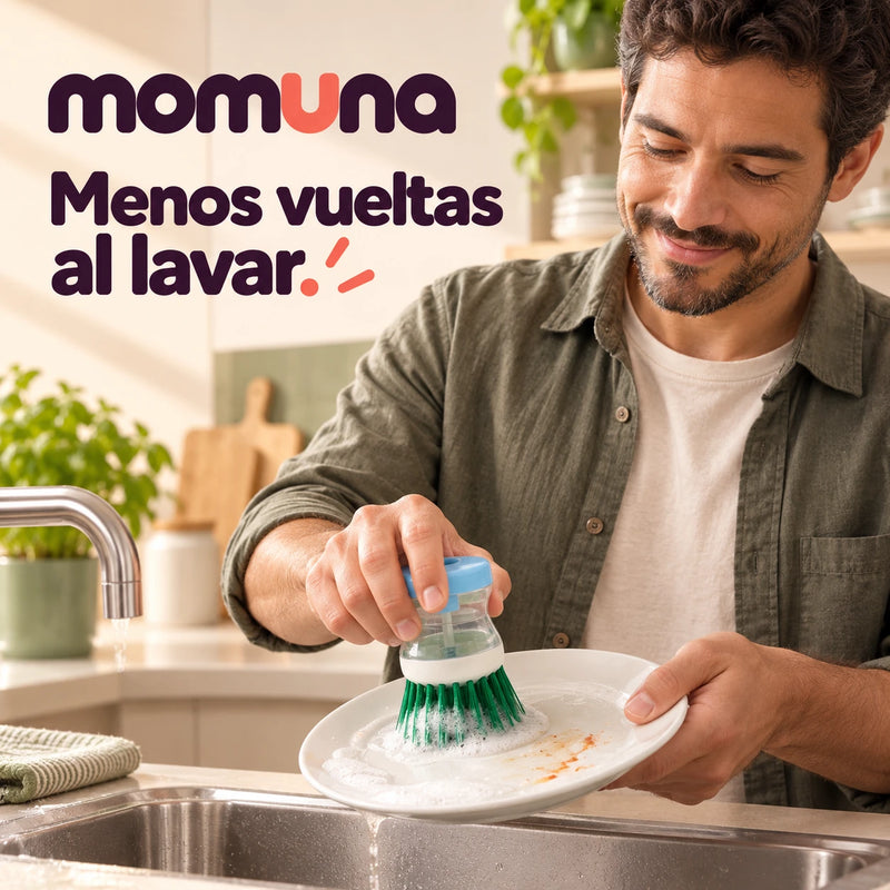 Lavando un plato con el cepillo dispensador