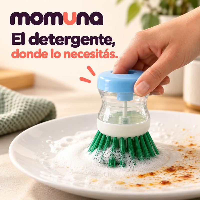 Mano presionando el dispensador mientras lava un plato
