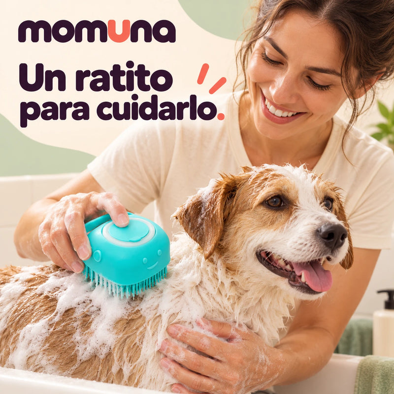 Bañando a un perro con el cepillo de silicona