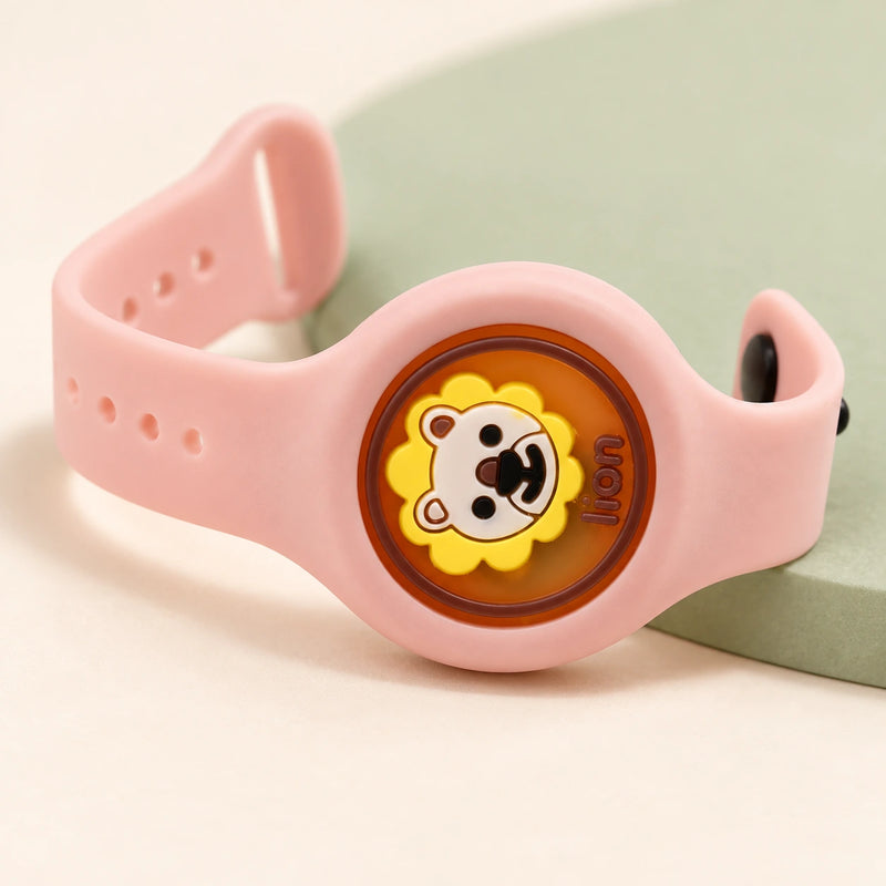 Detalle del león rosado y el cierre de la pulsera
